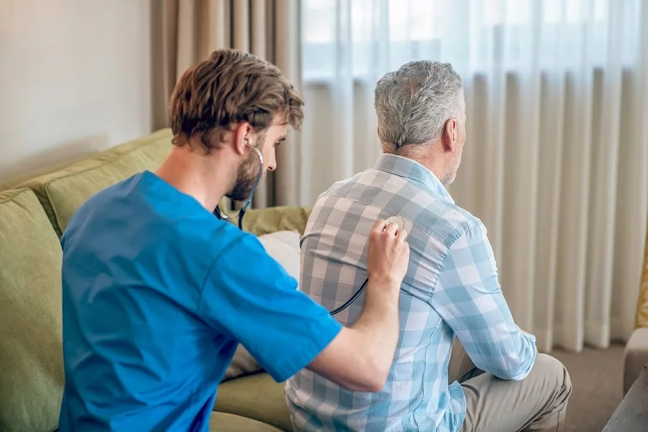 Tijdens de auscultatie kan de dokter crepitaties en rhonchi horen
