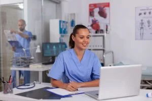 Elke medewerker in het ziekenhuis moet de medische terminologie beheersen. De online cursus Medische Taal gaat jou daarbij helpen!