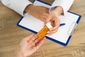 De medische term compliance heeft twee betekenissen. De therapietrouw van de patiënt en de rekbaarheid van bloedvaten.