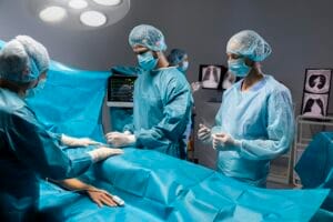 De medische term radicaal wordt gebruikt voor een operatie waarbij de ziekte of afwijking grondig wordt verwijderd.