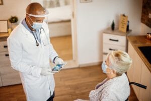 De medische term latent betekent dat een ziekteverwekker wel aanwezig is, maar niet actief en zonder klachten.