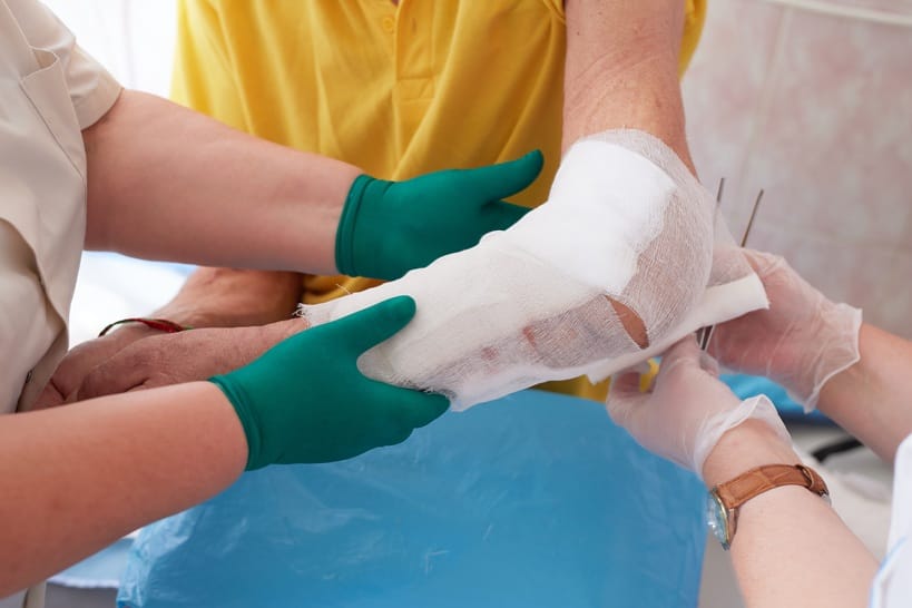 De medische term toilet of wondtoilet betekent het grondig reinigen van een wond of een bepaald lichaamsgebied.