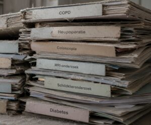 Veel patiëntfolders zijn verouderd en onduidelijk. Lees waarom ziekenhuizen hun patiëntinformatie regelmatig moeten controleren.