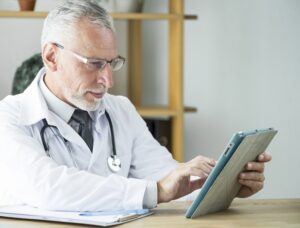 Bekijk hoe De Hulpdokter medische teksten voor Ipsen en Informed herschreef naar begrijpelijke taal op B1-niveau voor patiëntanimaties.